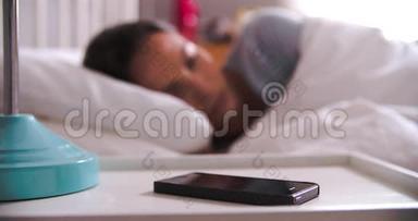 女人在床上通过手机<strong>报警电话</strong>检查信息